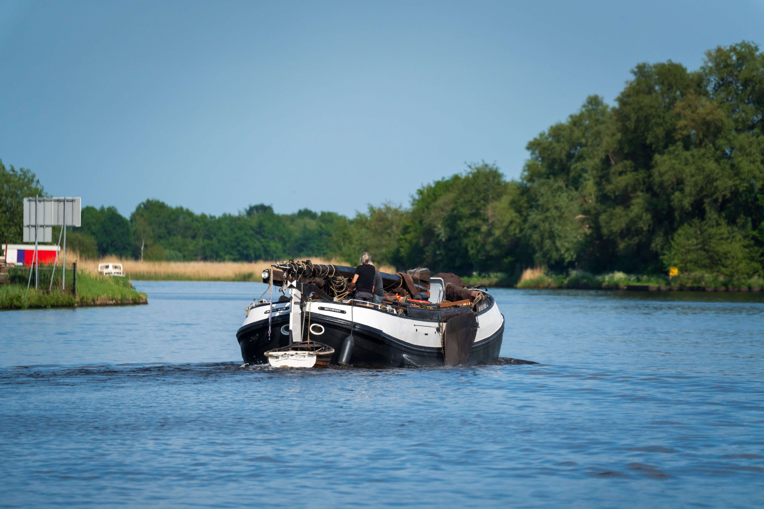 Schone rivier met groene oevers